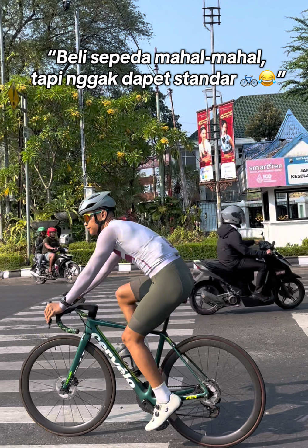 Ya harus bisa track stand sih #cervelor5  #cervelo  #gowessepeda  #roadbike  #roadbikeindonesia 
