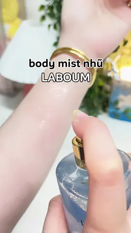 Ê ê thơm mà còn xinh, hốt 1 chai về xịt đi học đi làm đi chơi thoai #bodymist #bodymistnhu #laboum #nuochoa #huongthom 