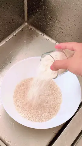 Prepping for my 6m+ baby who is starting solids 🙈 Ground rice for porridge 🍚 TIL kena sangai dulu. So basuh beras macam biasa > sangai sampai kering > BAGI SEJUK DULU > blend > simpan dekat dalam airtight jar My ratio : 1 tbsp ground rice + 2 small glasses of water + 1/2tbsp broccoli + 1/2tbsp carrot = 1-2 portion (or 3 small portion) depends on baby korang makan banyak or sikit every meal 🥦🥕 Blend beras ni sebab senang nak buat bubur campak2 je. & it cuts short on the cooking time. Also no sieving /blending needed lepas masak (unless kalau protein korang tu chunks besar, in my case I dah siap2 jadikan dia small bits jugak)😬 I also prepped some veggies + still experimenting different methods. Yang ni I blend raw je so dia jadi mcm small veggie bits instead of puree. I simpan dalam freezer for next next week punya, yang nak pakai 2-3hari ni** simpan dalam fridge je. And since dia cam small bits kan so I scoop je sikit bila nak pakai😆 Let me know if this works for you! Meanwhile I'll experiment more ways on how to make prepping easier 🫶🏻 #baby #babyfood #EasyRecipe 