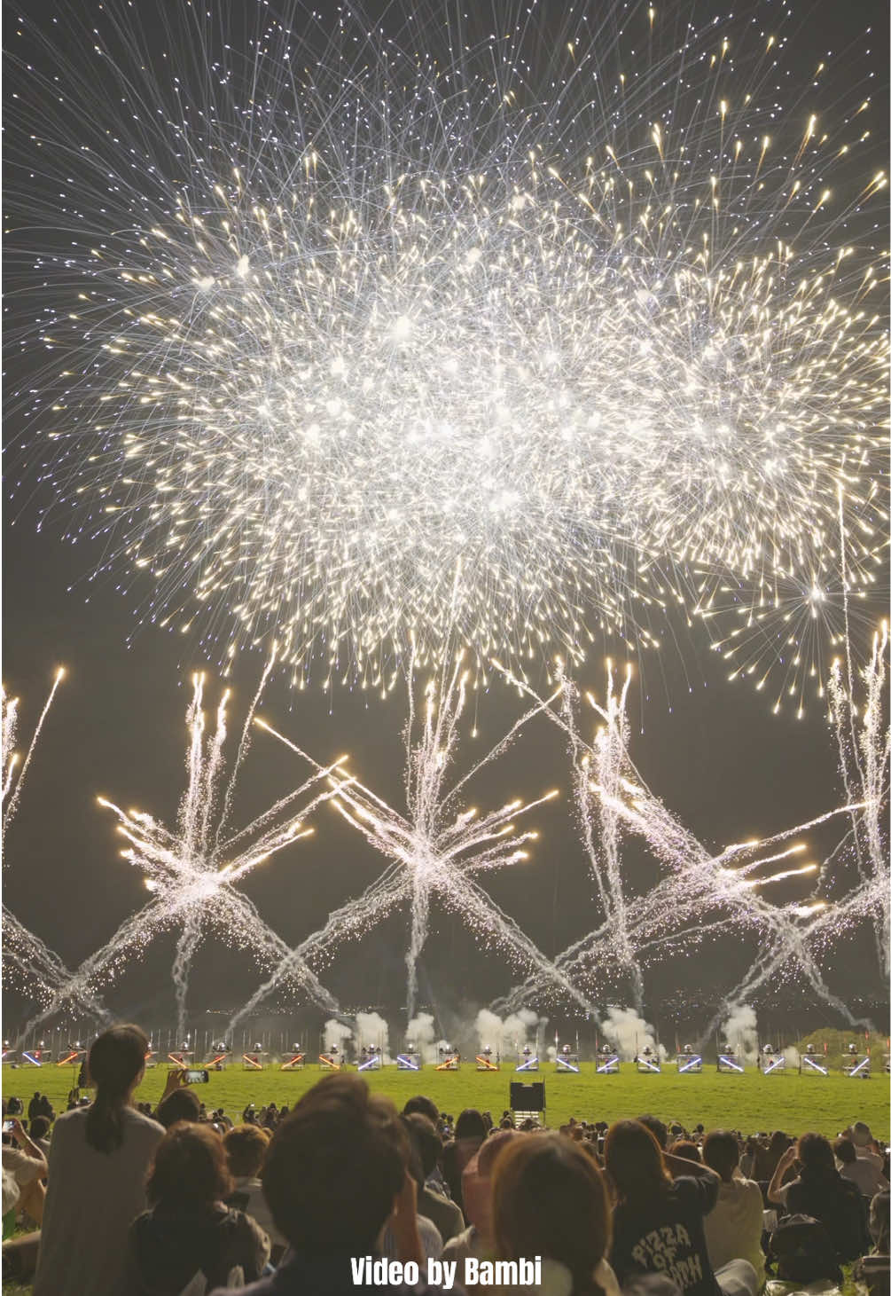 室蘭満天花火2025🎆初開催、そして大成功おめでとうございます🥺🎊35,000発の花火、豪華なアーティストLive、屋台70以上、漫才Live、遊園地、スカイランタン等、10時から23時まで最高のひと時でした☺️ #室蘭満天花火 @室蘭満天花火 