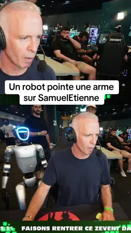C’est une fausse arme évidemment #zevent2025 #samueletienne #fakegun #twitch 