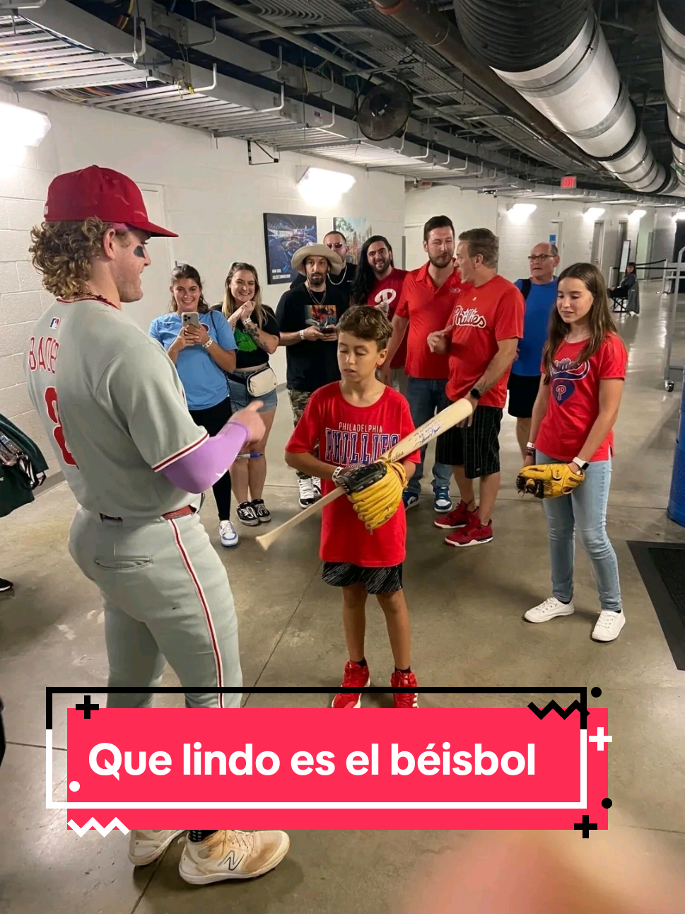 A VECES PERDIENDO SE GANA MÁS. Un Fanático pudo coger la pelota de un home run de Harrison Bader de los Phillies para regalársela a su hijo, pero Una señora que también quería la pelota le reclamó al señor hasta quitarle la pelota, sin embargo el staff del estadio de los Marlins le dio una sorpresa enorme a ese niño y eso no era todo el protagonista del cuadrangular Harrison Bader pidió conocer el niño y le regaló un bate autografiado. Que hermoso es el béisbol. #Love #baseball 