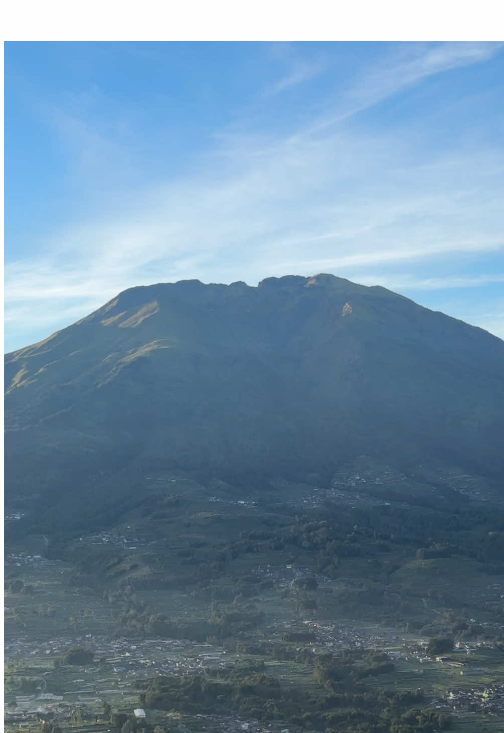 Makk pengen ke merbabuu 😭 #merbabu #merbabumountain #gunungandong #jawatengah #explorejateng 