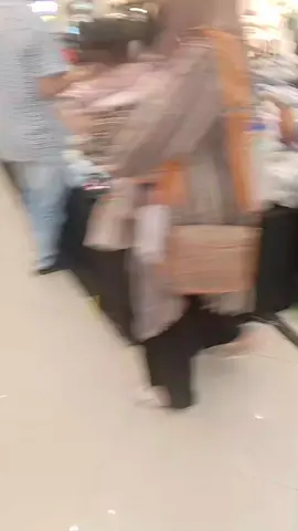 kronologi: saya hari ini mau beli sendal di J fashion v lt 1 carefour Medan fair, tadi saya sudah bayar sebanyak 200k dengan 3 item berharga 100k dan 2 item lagi 100k. saya sudah bayar melalui qris. saya bayar 200k dan item yang saya terima hanya 4 item. harusnya 5 item saya tau pas memindahkan ke plastik kedua HANYA SELANGKAH DIDEKET COUNTER. disitu anak saya sadar bahwa banyak sendal yang diterima hanya 4 item. anak saya langsung bilang ke saya. Saya marah jelas karena item sendal yang saya terima tak sesuai. saya tanya ke staff wanita berbaju pink yang memang membantu kami mencari nomor sendal. tapi saya dan anak saya dituduh MENCURI. padahal jelas staff berbaju pink tau saya tidak langsung pergi jauh dari tempat penjualan tsbt. pelajaran aja kepada kita semua ya, jangan menikmati uang dari hasil penipuan. saya tunggu tanggung jawab pihak J fashion v 