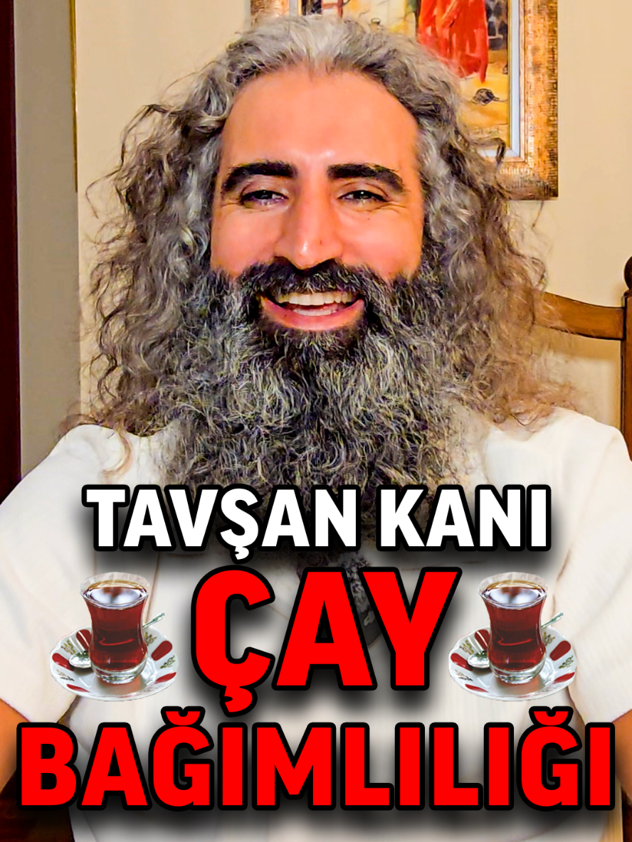 Bektaşiler çay içmezmiş. Bunu babamdan öğrendim. Devri daim olâ🙏🏻🫂 Ben küçükken çay içmezdim, babam bana o bektaşi derdi çay içmez. Çay yerine kant diye adlandırılan kaynatılmış sıcak suya şeker katıp içerdim. Yahut meyva suyu. Yıllar sonra siyah demleme çayın kandaki etkisini öğrenince çay içmediğim için bir kez daha mutlu oldum. Bedenimizin ihtiyacı olan yeterli oksijenin karşılanması büyük bir emek istiyor.  Nefes üzerine mistik çalışmaları olan Bektaşiler bu sırrı 14. yüzyıldan beri biliyor olmalı ki çay içmiyorlarmış. Helal olsun👏🏻👏🏻👏🏻 Çay yeşil bir bitkidir. Çinden gemilerle gelirken uzun süren gemi yolculuklarında karardığını ve sonrasında tacirlerin zarar etmemek için çayı o haliyle piyasa sunduğunu, halklar tarafında  kabül görünce şuan yeşil çayın birçok işlemden geçerek bilerek karartıldığını biliyor muydunuz.  Papatya, melisa, ıhlamur, hibiskus, rooibos, adaçayı, elma, kekik, nane çayı gibi kanınızdaki hemoglobini baskılamayacak pek çok içimi yumuşak ve damak lezzetinizi geliştirecek bitki çayları var. Alışkanlıkları sorgulamak ve değiştirmek gelişimin ilk adımıdır. Bedeniniz yeterli oksijenlendiğinde sağlıklı kararlar alabilirsiniz. Dengeli davranışlarımızın temeli de burada yatmakta. Fizyolojik bedenimizin ihtiyaçlarını tam olarak karşılamayı başardığımızda duygusal ve zihinsel açıdan davranışlarımız tutarlı olur. Fizyolojik beden dengesini ararken duygusal ve zihinsel açıdan denge sağlamaya çalışmak su alan bir sandalda kürek çekmeye benzer.  Hislerinize güvenin, bir şeyi yemeden, içmeden önce bedeninize sorun; Bunu yemek istiyormusun? Bedeninizle öteki gibi konuşmayı deneyin, bu büyük bir aydınlanma adımıdır☀️ Muhay Zin Turgay Şahin