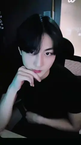 pov: part 3  (istrinya kamu adalah istrinya ketua osis)  setelah jungwon melakukan semuanya iaa segera pergi ke kamar nyaa sedangkan kamu? yaa kamu menangis karena kecewaa.  y/n: apaa apaan bangett dehh udahlaahh di bikin sakit hati di suruh keliling lapangan 20 di fitnah tambah lagi di kotor inn hilang semuaa keperawanan gue habis sudahh guee udahh gaa perawann lagii!!!  teriak mu yg terdengar oleh bibi risa dan semua pembantu di rumah itu.  karena takut kamu kenapa² bibi risa segera menghampiri muu ke kamar mu, saat bibi risa membuka pintu kamar iaa melihat dirimu yang menangis dgn keadaan baju sekolah robek robek.  bibi risa: non baju non kenapaa, non kok nangis siapa yg melakukan ini pada non biar bibi lapor sama tuan  y/n: bii... y/n udahh ga perawann lagii bii omong mu smbil nangis bibi risa: hah kok bisa siapa yg melakukan kan ini sama non??  y/n: yang jungwon bii yangg jungwon!!! ucap mu sambil menangis.  ssontak bibi risa pun tertawa  bibi risa: yaampun anak jaman sekarang  ucap bibi risa sambil tertawa terkekeh kamu pun berhenti menangis dan kebingungan y/n: bibi kenapa nangis ada yang lucu atau bajuu aku yg robek gara gara jungwon atau muka aku jelek pas nangis??  jawab mu sambil sesegukan bibi risa: bukan non, non cantik kok kalau lagi nangis  y/n: terus bibi  kenapa ketawaa bibi risa: ahh udahlah non jangan di bahas lagi mending non ganti baju baju non koyak banyak banget nnti masuk angin, yaudah bibi ke dapur dulu yaa nnti kalo udah ganti baju le ruang makan y/n:iyaa bii skip stelah ganti baju kamu ke meja makan.  dan di sana ada jungwon yg sedang makan karena kamu lagi kesal sama jungwon jadi kamu meng hentak hentak kan kaki mu ke lantai pembantu yg lainnya tertawa melihat tingkah  mu tapi tidak dgn jungwon ia ttp cuek dan agak bingung dgn sikap mu.  setelah kalian makan kamu pun pergi dan ingin ke kamar tapi saat kamu liat Jungwon yg berada di ruang tengah duduk di kursi besar itu dgn laptop di meja yg di dalam nya adalah soal soal untuk rapat osis besok .  karena kamu masii kesal sama jungwon kamu pun ingin menarik rambut jungwon dari belakang pertanda balas dendam mu tadi siang tapi salah itu malah menjadi pertanda sial bagimu karena jungwon langsung menarik tangan mu dan kamu?? yaa kamu terpelanting ke sofaa besar itu dgn keadaan rambut mu yg acak  jjungwon: lo mau narik rambut gue tapi cara lo begitu salah  y/n: terus caranya giamana  jungwon: caranya jungwon langsung menarik tangan mu dan menahanya dan ia mencium dada bibir dan seluruh muka mu  kamu kesal karena jungwon melakukan itu dii saat saat pembantu belum tidur  y/n: won maluu tauu gaa nanti ada yang liatt giamana oceh mu yg berusaha melepaskan ciuman jungwon dan melepaskan tangan mu yg di tahan jungwon.  jjjungwon bagaimana dengan jungwon?? yaa dia tidak peduli ia tetap mencium mu fan mengigit bibir muu yang membuat mu teriak hingga ada pembantu yg mendengar dan bergegas ke ruang tengah jungwon yg mendengar itu pun segera melepaskan ciuman nyaa dan melepaskan tangan mu dan pembantu itu datang pas kalian sudah bersikap biasa.  kamu yang geram dengan jungwon langsung mengigit tangan jungwon dan berlari melepaskan nyaa  jungwon: awass aja lo ya y/n habis lo malam ini sama guee ucapp jungwon yg kesal dan sakit karena tangan nyaa di gigit olehmuu.  y/n: pedulii apa guee!! pembalasan dendam gue sama loo tadi siang tetiak y/n di tangga dan terdegar oleh seluruh pembantu di dalam rumah itu dan mereka tertawa pada sikap kalian yg sperti tom and Jerry.  setelah jungwon menyelesaikan tugas nyaa iaa segera ke atas  dan masuk ke kamar nya kamu yg was was takut akan perkataan jungwon tadi kamu pun pelan pelan menuruni anak tangga dan ke dapur untuk minum saat kamu balik ke kamar dan..  jungwon:kenaa loo sama guee  y/n: lahh lo perasaan ta-  cup/// dan tau lahh yaa  sskip paginya kamu melihat hp jungwon dan ada notif kamu yg melihat jungwon tertidur pulas pun segera mengambil hp itu dan melihat isi pesan.  📱/pesan soha: sayang akuu gamuu putuss  jungwon bacot anj gue ga suka lagi sma lo.. btw lanjut ga nii