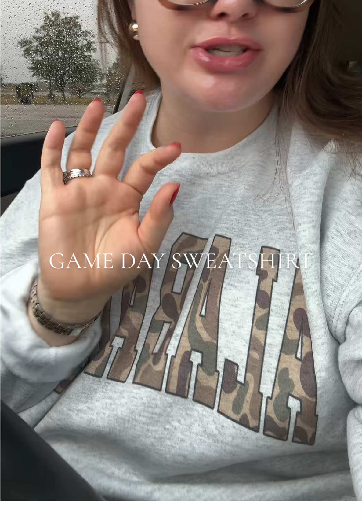 This sweatshirt + College game day = 💯👏🏻 #collegegameday #gamedayoutfit #gamedaysweatshirt 