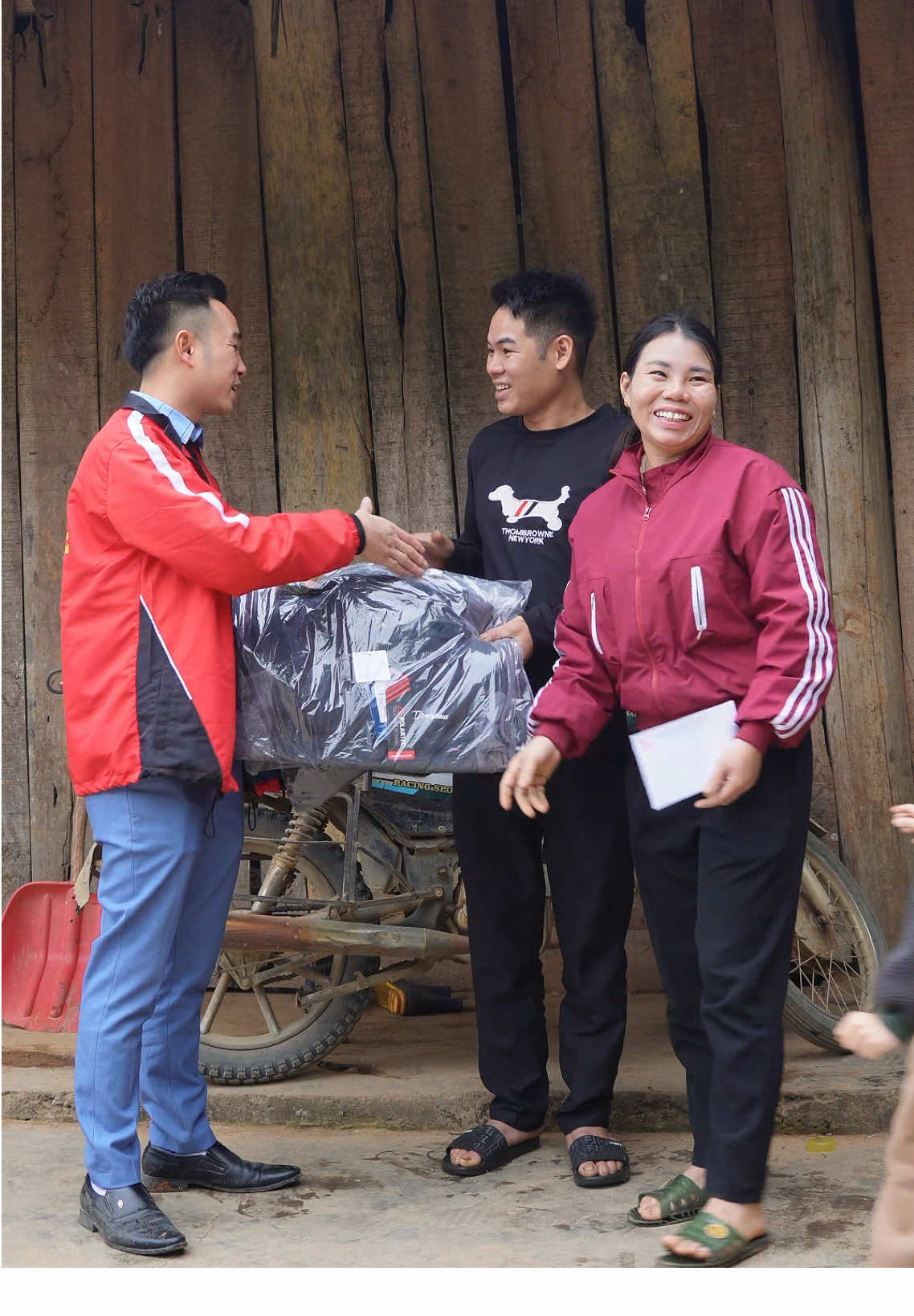 Một món quà ý nghĩa gửi tặng gia đình có hoàn cảnh khó khăn. Còn nhiều câu chuyện trong cuộc sống , còn nhiều những gia đình cần giúp đỡ dù là tinh thần hay vật chất. Một mùa tết vu lan báo hiếu sắp qua. Mọi người đã về ăn tết rằm tháng 7 với gia đình chưa ? #huynhphatofficial #tuthien #thiennguyen #vulanbaohieu #cauchuyencuocsong 