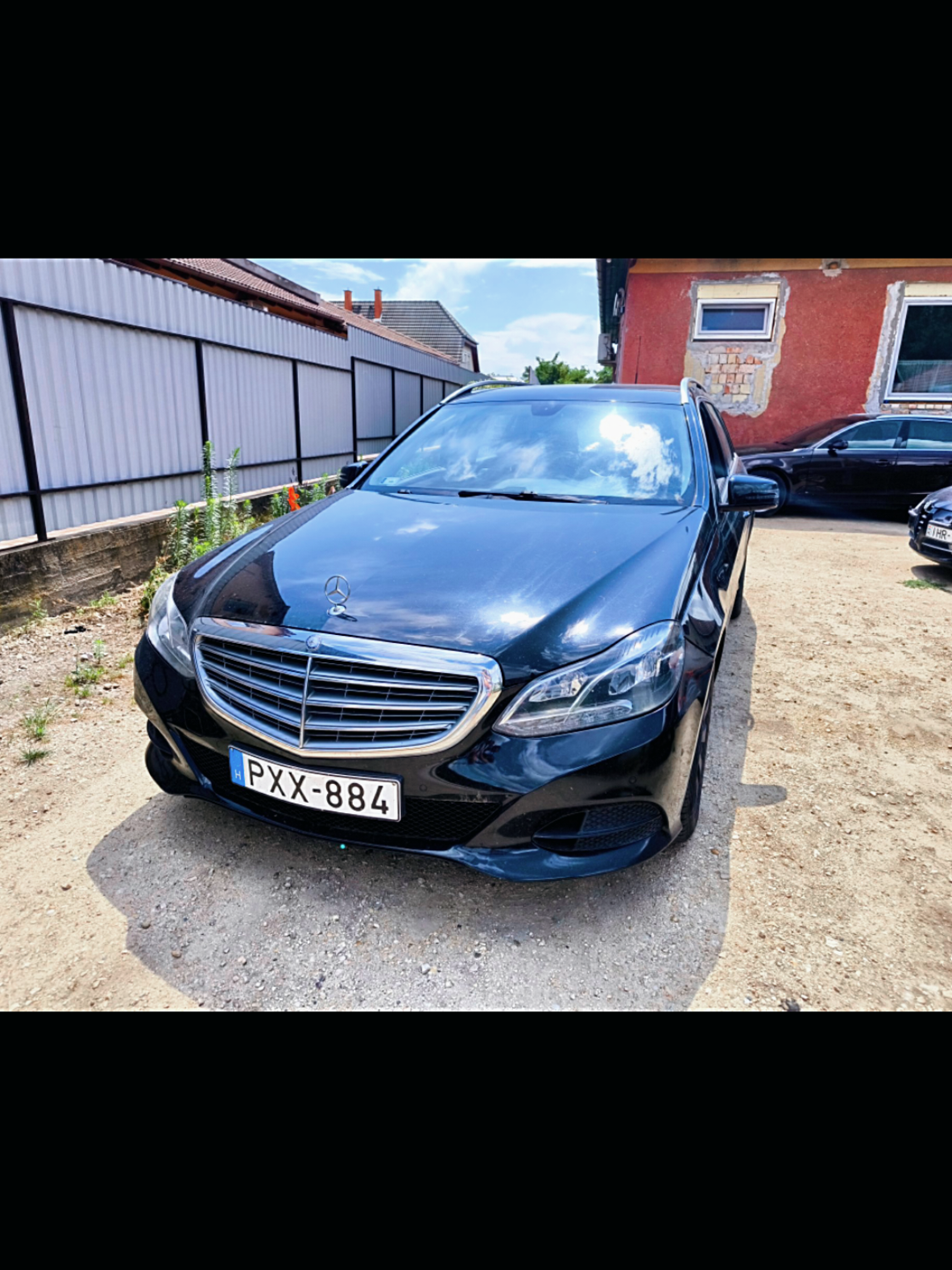 ✨ Eladó Mercedes-Benz E200 BlueTEC (2014/11) ✨ 📅 Vizsga: 2026/05 ⏱ Km: 432.000 ✅ Karosszéria szép, rozsda mentes ✅ Futómű rendben, légrugók hibátlanok ✅ Beltér kulturált, minden extra működik ✅ Magyar okmányok, sosem volt taxi ⚙️ Motor felújítva volt (12.000 km-t ment azóta), de hibás összeszerelés miatt ismét csapágyas lett – indítható. 👉 Igény esetén tudunk biztosítani teljesen felújított motort (blokk, dugattyúk, gyűrűk, hajtókarok, csapágyak, főtengely, olajpumpa). 🚗 Azonnal elvihető! Helyileg: Budapest XVIII.ker Elérhetőség: +36-20-259-57-47 #mercedes #mercedesbenz #e200 #drivehunt  #eladoauto 