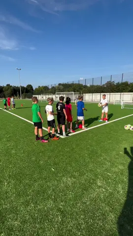 ⚽ Iniciación al juego de cabeza 🎯 Ejercicio técnico para primeras edades 📲 Accede a +500 ejercicios en nuestra app 📎 Descárgala desde el LINK en nuestra BIO #FútbolBase #Entrenadores #EntrenamientoFútbol #FútbolFormativo