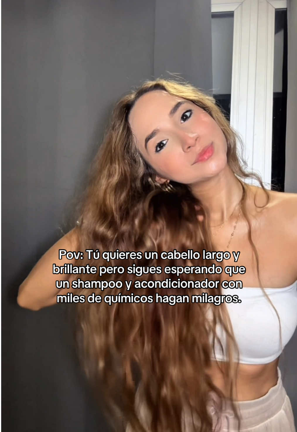 Por mucho tiempo pensé que mi cabello solo “era lo que era”  Pov: Quizás tú sientes lo mismo- estancado, fino, quebradizo y sin crecimiento.  Aquí está la verdad: tu cabello puede cambiar. Pero para esto necesitar comenzar a cuidarlo con los ingredientes correctos y con productos libres de químicos.  #hairtok #shampoo #shampooandconditioner #haircare #hairroutine 