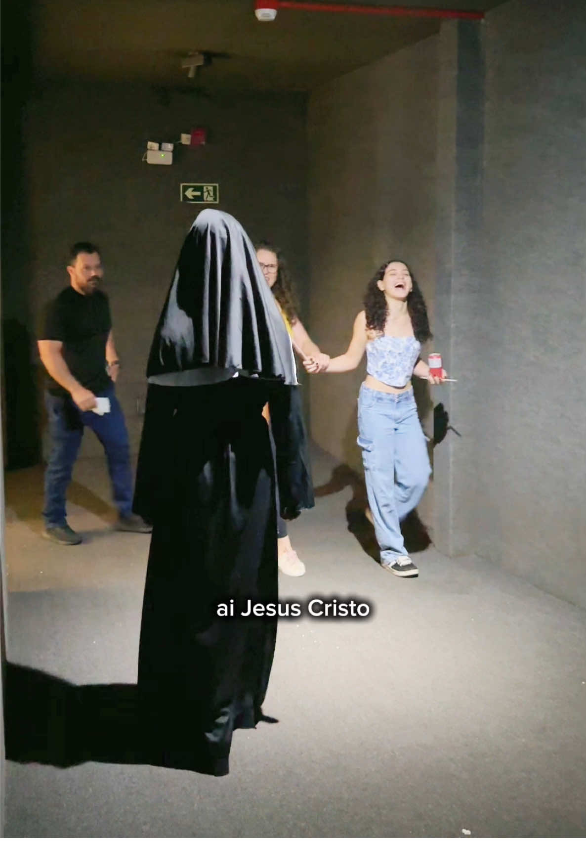 Mais um vídeo da Freira assustando no cinema 👻 Comenta se vocês querem mais vídeos assim ❤️ #theconjuring #susto #engracado #terror #humor 