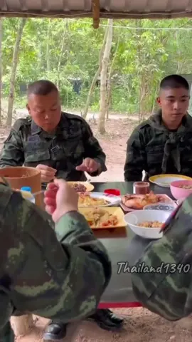 ท่านแม่ทัพไม่เคยทิ้งลูกน้อง💂🏻‍♂️🇹🇭 ทำอาหารให้น้องๆทหารทาน #แม่ทัพภาคที่2 #พลโทบุญสิน_พาดกลาง #ทหารไทย #ชายแดนไทยกัมพูชา #ขออนุญาติเจ้าของคลิป 
