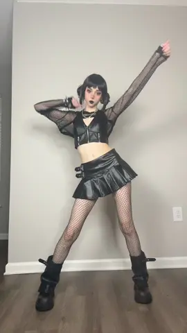 Goth Zoey can’t hurt you #kpopdemonhunters #zoey #cosplay #cosplaydance #kdh 