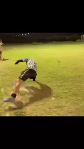 futebol na várzea e outro patamar. 🤪 #viral #gol #futebol #meme 