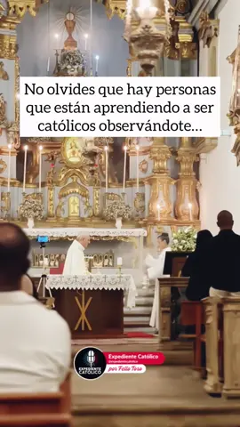 Tu vida es el primer Evangelio que muchos leerán.  A veces, más que las palabras, son tus actos los que enseñan a otros cómo seguir a Cristo.  Sé luz, porque alguien puede estar encontrando el camino a Dios al mirarte 🙏 #católicos #faith #ejemplo #reflexion #fyp 