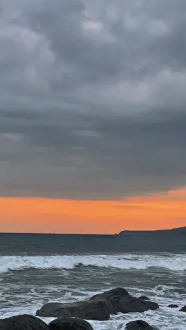 Vibes pantai karang hawu sore tadi .. meskipun gak dapet sunset tapi lumayan dapet vibes nya 🫠 #pantaikaranghawu #palabuhanratu #palabuhanratusukabumi #pantai #pantaivibes #sunset #fyp #fypage #CapCut 