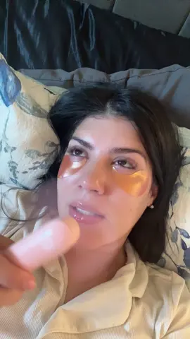 Relaxing Saturday 🧖‍♀️  #fyp #skincare #latina #vitaminc #eyepatch 