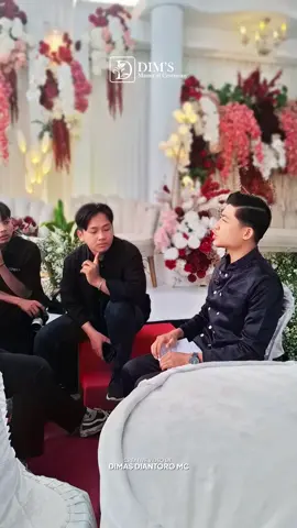 Menjadi satu arah dalam pendapat dan visi adalah kunci utama untuk menyukseskan sebuah acara. Ketika setiap individu dalam tim memiliki tujuan yang sama dan sepakat pada langkah yang akan diambil, energi dan sumber daya akan terfokus dengan optimal. Perbedaan pendapat memang wajar dan bisa menjadi sumber ide kreatif, namun jika tidak dikelola dengan baik, bisa menimbulkan kebingungan dan keterlambatan dalam mengambil keputusan. Dengan menyatukan pemikiran, tim menjadi lebih solid, komunikasi berjalan lancar, serta tindakan yang diambil lebih terarah dan efektif. Satu arah pendapat tidak hanya membantu menghindari konflik internal, tetapi juga memperkuat komitmen bersama untuk mencapai hasil terbaik. Pada akhirnya, kesuksesan sebuah acara tidak hanya diukur dari hasil akhir, tetapi juga dari bagaimana proses kolaborasi dan persatuan dalam tim itu dijalankan. Jadi, mari bangun sinergi, hargai perbedaan, dan fokus pada tujuan bersama demi mewujudkan acara yang tidak hanya sukses, tetapi juga efektif dan bermakna. ------------------------------------------------------------------------------------- Bagi kalian yang membutuhkan Jasa MC Event dan MC Wedding silahkan hubungi CP di bawah 👇👇👇: 📱 083861023643 #mcbrebes #mccirebon #mctegal #mcmurah #mcwedding                             