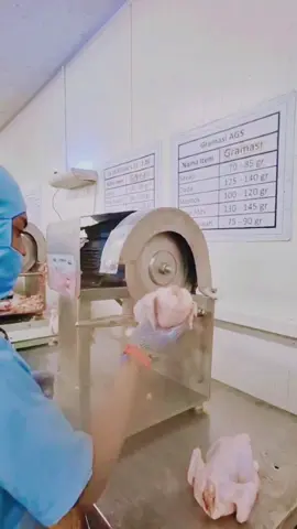 Kalau bicara soal bahan baku ayam, ternyata ukuran juga menentukan kualitas hidangan, lho. Salah satu pilihan favorit banyak pelanggan adalah ayam ukuran 0,60–0,69 kg yang dipotong jadi 8 bagian pas. Dari ukuran ini, potongan ayam jadi nggak terlalu besar atau terlalu kecil—pas buat berbagai masakan, praktis diolah, dan tetap ekonomis. Ayam parting 8 ini bisa dipakai untuk banyak banget jenis masakan. Buat kamu yang lagi cari alternatif menu program makan bergizi gratis (MBG) di sekolah-sekolah, ukuran ini sangat cocok. Potongannya seragam, gampang dimasak massal, dan pastinya sesuai standar gizi yang sudah ditetapkan. Nggak cuma itu, buat usaha catering hemat juga sangat pas, karena dari satu ekor ayam bisa langsung jadi beberapa porsi dengan ukuran yang konsisten. Kalau mau dimasak untuk menu rumah atau restoran, ayam ukuran ini juga fleksibel banget. Mau dibikin rica-rica pedas khas Manado? Bisa. Mau jadi opor ayam buat hajatan? Cocok. Mau jadi lauk sehari-hari kayak ayam goreng kremes atau ayam kecap? Apalagi! Ukurannya yang ringan bikin ayam matang merata, bumbunya cepat meresap, dan teksturnya tetap juicy. Nah, soal kualitas, kamu nggak perlu khawatir. Semua ayam dari AFCO sudah terjamin halal 100% karena disembelih oleh juru sembelih halal yang bersertifikat resmi. Bukan cuma itu, AFCO juga sudah mengantongi sertifikat halal MUI, ISO 22000 standar keamanan pangan global, ISO 9001 untuk manajemen mutu, dan NKV Level 1 yang menunjukkan kelayakan veteriner. Ditambah lagi, setiap batch ayam sudah melalui uji laboratorium bebas flu burung dan penyakit unggas lainnya, jadi benar-benar aman untuk dikonsumsi oleh siapa pun, termasuk anak-anak dalam program MBG. Keunggulan lainnya, ayam parting 8 ukuran ini juga bikin efisiensi dapur lebih maksimal. Chef atau ibu rumah tangga nggak perlu lagi repot memotong ulang, karena ukuran sudah seragam. Dengan begitu, waktu masak jadi lebih hemat, hasil masakan lebih konsisten, dan penyajian pun terlihat rapi. Buat para pengusaha kuliner, catering, hingga dapur MBG di seluruh Indonesia, ayam ukuran 0,60–0,69 kg parting 8 dari AFCO ini bisa jadi solusi terbaik. Kualitas terjamin, harga terjangkau, dan pastinya stok selalu ready karena AFCO punya jaringan distribusi luas ke berbagai daerah. Jadi, jangan ragu lagi untuk menjadikan ayam ini bahan utama hidanganmu. #ayamafco  #badangizinasional  #makanbergizigratis  #kulinerindonesia #foryou 