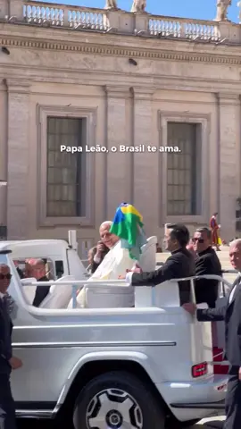Papa Leão, o Brasil te ama! Papa Leão com a bandeira do Brasil com a estampa do Carlo Acutis 