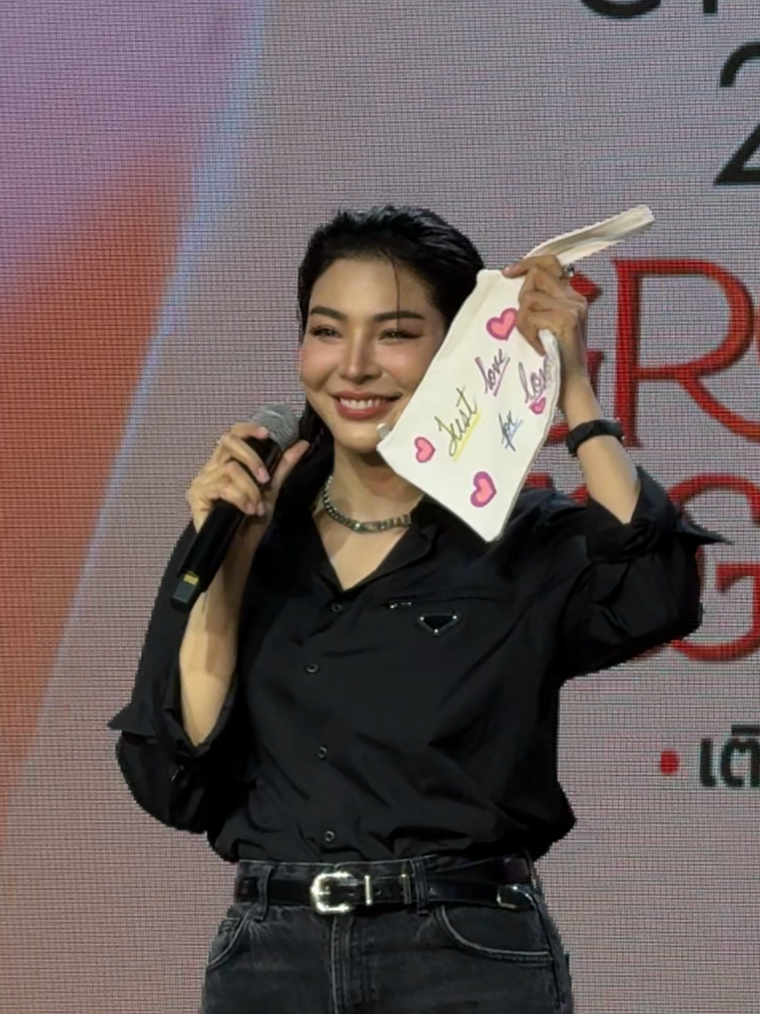 ดวงใจของพวกเราอยู่ตรงหน้าแล้ว 💘 🧡 #FayePeraya ในงาน Praew Charity 2025 “Growing Together – เติบโตไปด้วยกัน” ณ พาร์ค พารากอน ชั้น M สยามพารากอน #PraewCharityxFaye #ฝ้ายพีรญา #SiamParagon