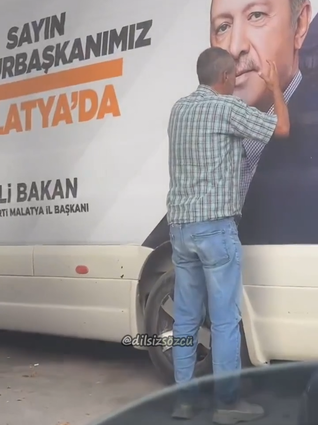Erdoğan'ın fotoğrafıyla sohbet eden Malatyalı vatandaş...