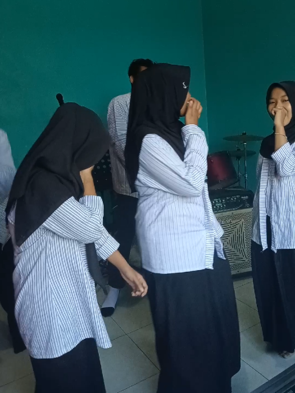 Please welcome everybody!! A Capella Manuk Dadali Cak Cak Ungker Alakatir Boom!! Full personil kelompok kelas XI.3 #nyanyi #acapella #musik 