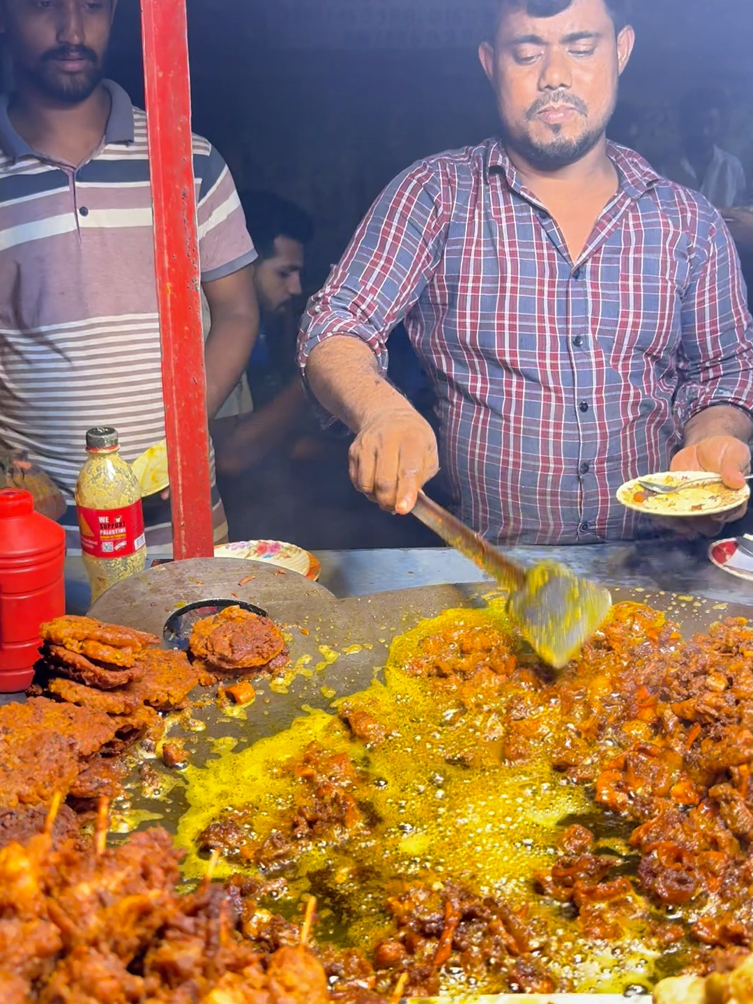 দোকানের সামনে মানুষের ঢল, শুধু বটের জন্য! 🥵 #ViralFood #StreetVibes