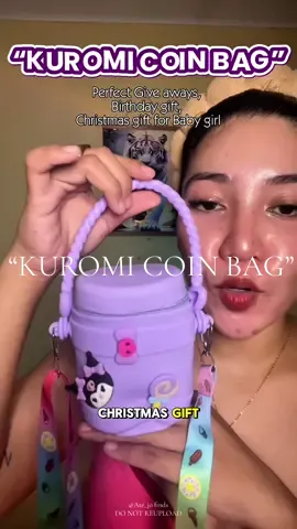 “Perfect na pang-Christmas gift para kay baby girl! 🎁 Eto na ang Kuromi Coin Bag — gawa sa soft silicone with strap, kaya safe at comfy dalhin ng mga chikiting ages 2 to 5 years old. 👧💖 Bagay na bagay para sa mga little fashionista na mahilig sa cute accessories. ✨ Hindi lang siya coin bag, pwede rin siyang maging mini sling bag para sa maliliit nilang gamit. Moms, this Christmas, bigyan natin ng practical pero super cute na regalo ang ating mga princess. 🎄💝 Siguradong matutuwa sila at proud na proud isuot kahit saan!” CTA: 👉 Ilagay na sa basket para ready ka na sa Christmas gift-giving! 🎁✨ #kuromibag #christmasgift #giftideas #forbabygirl #minibag 