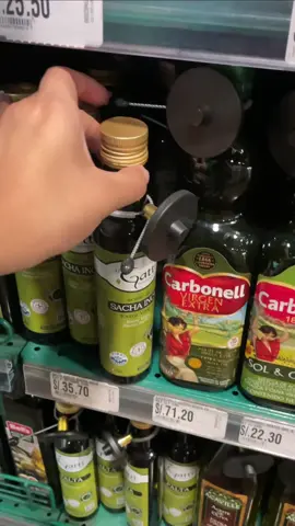 🌱 Un tesoro peruano para tu bienestar Desde la Amazonía peruana llega el Sacha Inchi, una semilla ancestral conocida por su extraordinaria riqueza en Omega 3, 6 y 9. Durante siglos fue parte de la alimentación tradicional de nuestras comunidades, y hoy tú también puedes disfrutar de sus beneficios en cada gota de nuestro Aceite de Sacha Inchi Extra Virgen GATTI. ✨ Este superalimento natural es mucho más que un aceite: 💚 Ayuda a proteger tu corazón y circulación. 🧠 Favorece la memoria, concentración y agilidad mental. 💪 Aporta energía y vitalidad para enfrentar el día. 🌿 Contribuye a una piel más saludable y radiante. Incluirlo en tu dieta diaria es un acto sencillo pero poderoso para transformar tu bienestar. Porque cuando eliges Sacha Inchi, eliges salud, vitalidad y conexión con lo mejor de nuestra tierra. 📍 Encuéntralo en Vivanda y lleva a casa la pureza de un superalimento peruano que el mundo entero reconoce  #sachainchi #aceitesachainchi #productosnaturales #vivanda #miraflores 