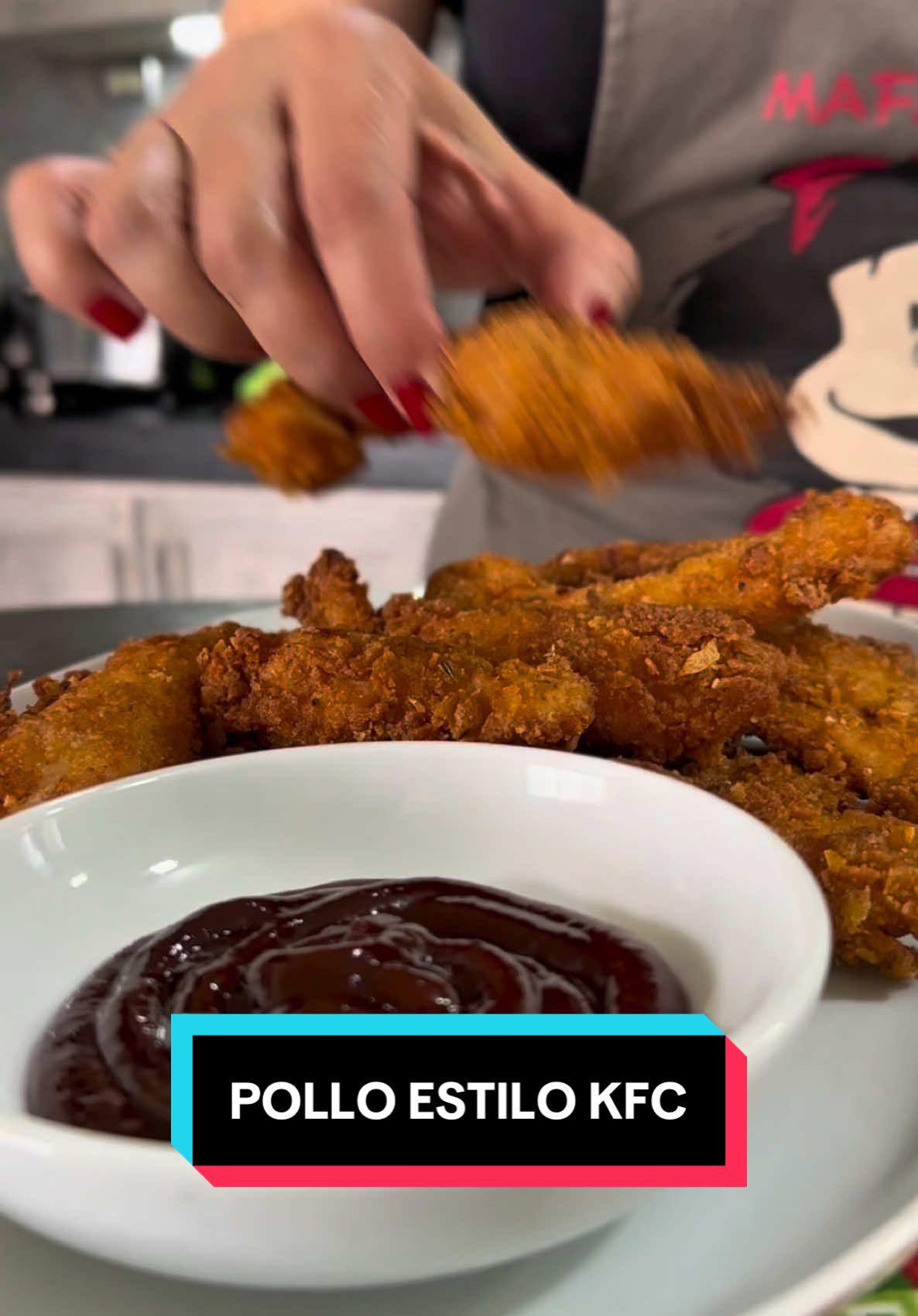 POLLO CRISPY ESTILO KFC  ¿QUÉ NECESITAMOS?  1kl de pechuga sin hueso fileteada. 1 tz de harina de trigo ( que divididiremos en 2 partes) Leche 1/4 de cta de orégano;  comino; pimenton español o paprika) curry; estragón; ajo y cebolla en polvo; romero; pimienta negra. (Si les falta alguno no se limiten) 1 cta de mostaza, 1 de sal marina y otra de picante  1/2 tz de hojuelas de maíz trituradas (corn flakes) Abundante aceite neutro para freír.  En un bol mezclamos harina, sal y especias; reservamos la mitad de la mezcla para el momento de freír.  Poco a poco añadimos leche muy, muy fría, mostaza y picante.  Hacemos una pasta suave y con ella masajeamos y marinamos en la nevera nuestras pechugas 4 o 5 horas.  Trituramos las hojuelas de maíz y unimos a la harina especiada que hemos reservado.  Sacamos el pollo de la nevera y lo dejamos atemperar aproximadamente 30 minutos. Sí queremos gastar menos aceite usaremos un sarten pequeñoy profundo y Freíremosmos por tandas.  Pasamos el pollo con su marinado por la mezcla de harina y hojuelas de maíz y freímos a temperatura media alta y por tandas,  hasta que esté doradito.  Colocamos las piezas sobre una rejilla o un colador para que se libere de su excesos de aceite y la humedad no 