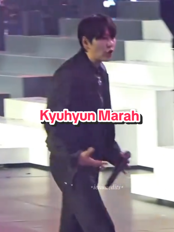staffnya nggak sat set, gws Kyu 🥺❤️               #SUPERJUNIOR #슈퍼주니어 #kyuhyun #규헌 #ss10 #supershow #supershow10 #hongkong #konser #concert #heechul #희철 #ryewook #려욱 #fypシ゚ #fyp #korea #kpop #kpopidol #2ndgen #masukberanda 