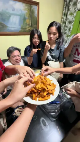 Mas masarap talaga yung pagkain pag pinagkakaguluhan, sarap kasi talaga! 🌶️🥭🤤 #driedmangowithsaltandchili #spicydriedmango #driedmango #mango #foodtiktok 