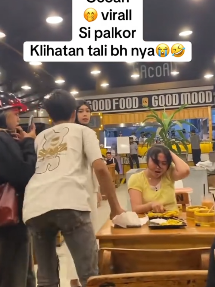 Viral 🔥 Istri labrak selingkuhan di gacoan probolinggo  #viral #Berita_viral #pelakorviral #selingkuhviral #fyp 