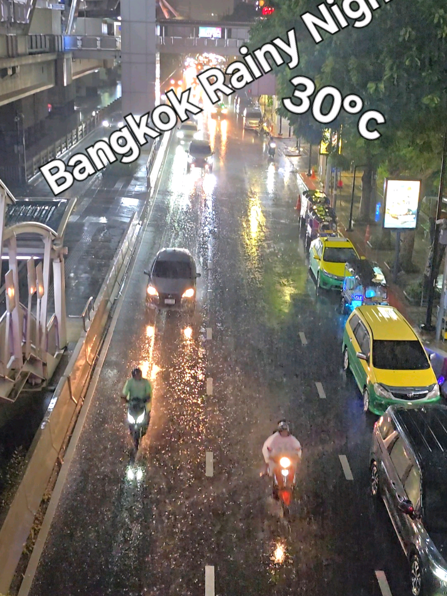 Bangkok Rainy Night Tonight Chong Nonsi Nightlife Weather update. #bangkok #bangkoknow #bangkokrainyseason #bangkokdaily #hellobangkok 