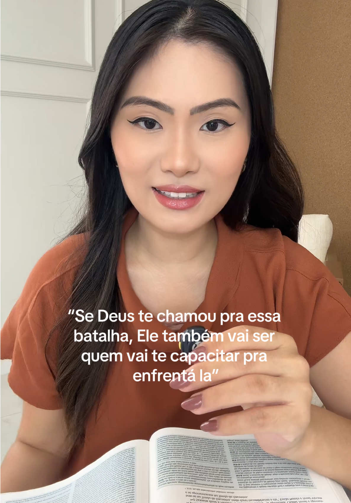 Como ser mais corajosa e vencer o medo de agir? Na visão bíblica 🤍  #tiktokcristao #devocional 