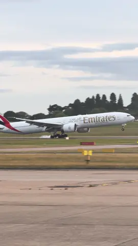 🇦🇪 @Emirates Boeing 777-300ER #planespotting #aviation #boeing #777 #airport 
