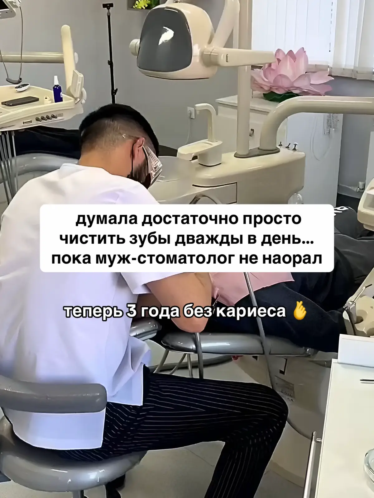 казалось, что я покупаю самые модные и «правильные» средства — бамбуковые щётки, флоссеры, пасты с красивыми упаковками. но оказалось, что всё это больше вредило, чем помогало. показала корзину мужу-стоматологу - и получила разбор полётов. теперь у меня мягкая щётка nordics, нить revyline, монопучок и паста smartsix с нано-гидроксиапатитом (арт. WW120802) - эффект «жидкой эмали». уход поменялся, и результат тоже #зубы #здоровьезубов #стоматолог #лечениезубов #чистказубов 