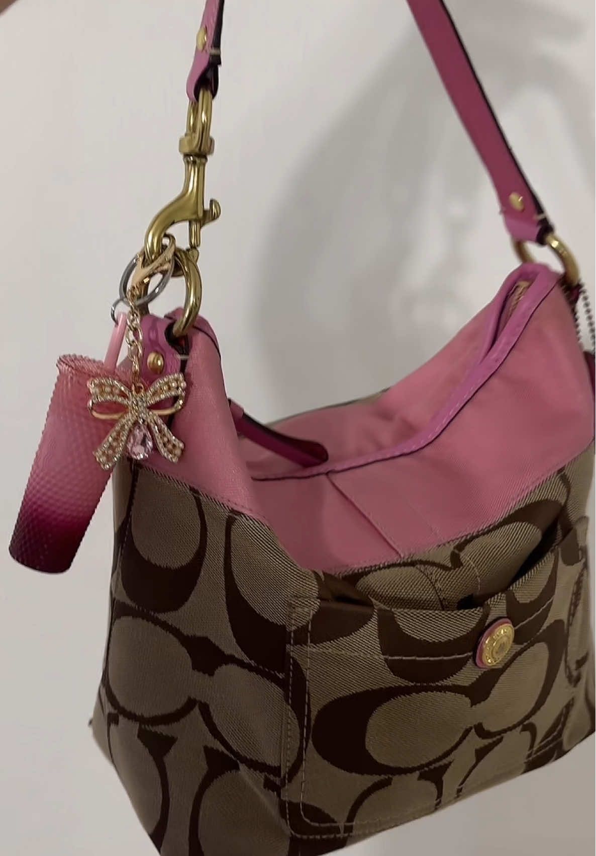 Bag of the day 🎀✨💖 #starbuckskeychain #coach #vintagecoach #girlythings 