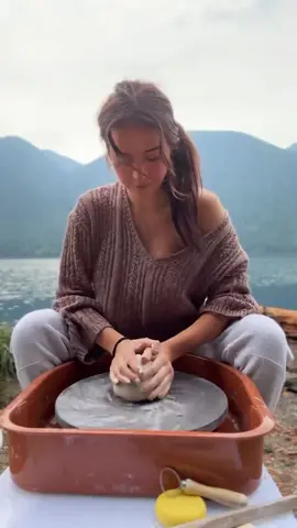 Yok olmaya yüz tutan ,çömlek sanatını yaşatmaya çalışıyor. Hayran olmamak elde değil 👏