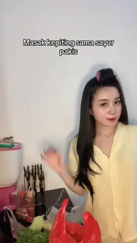 Masak ditemanin dari jauh sama mama sama bibiku❤️