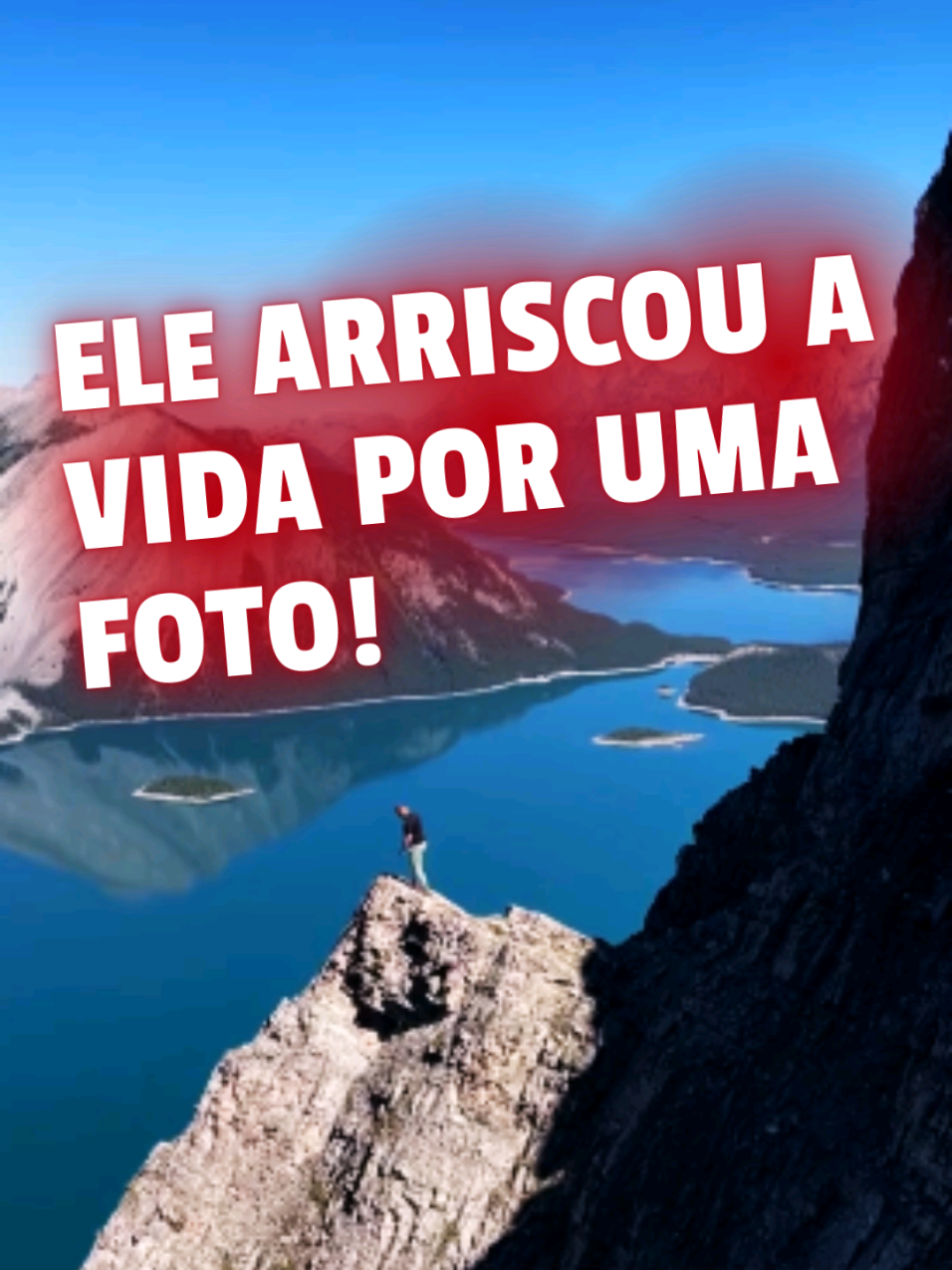 Um homem arriscou a vida ao subir por um desfiladeiro íngreme e cheio de pedras soltas só para alcançar um mirante e tirar uma foto. A esposa filmava aflita enquanto ele avançava pela trilha quase de quatro, com risco real de cair montanha abaixo. 👉 E você, teria coragem de fazer isso só por uma foto perfeita? #furyou #noticias #fatoscuriosos #montanha #fotos 