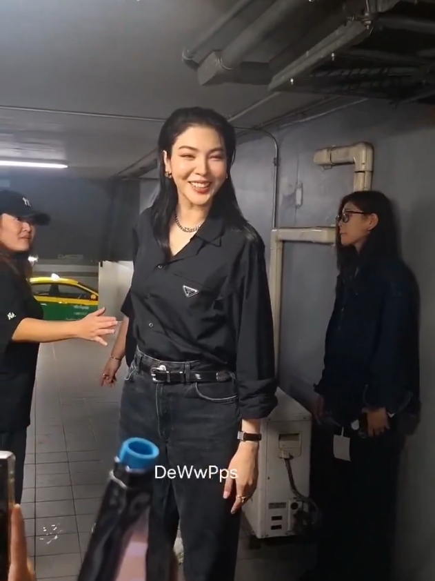 a fan: Can I be the one you flirt with? Faye: Then flirt with me! Faye runs away, laughing #ฝ้ายพีรญา #fayeperaya #faye_malisorn #faye #fayeyoko 