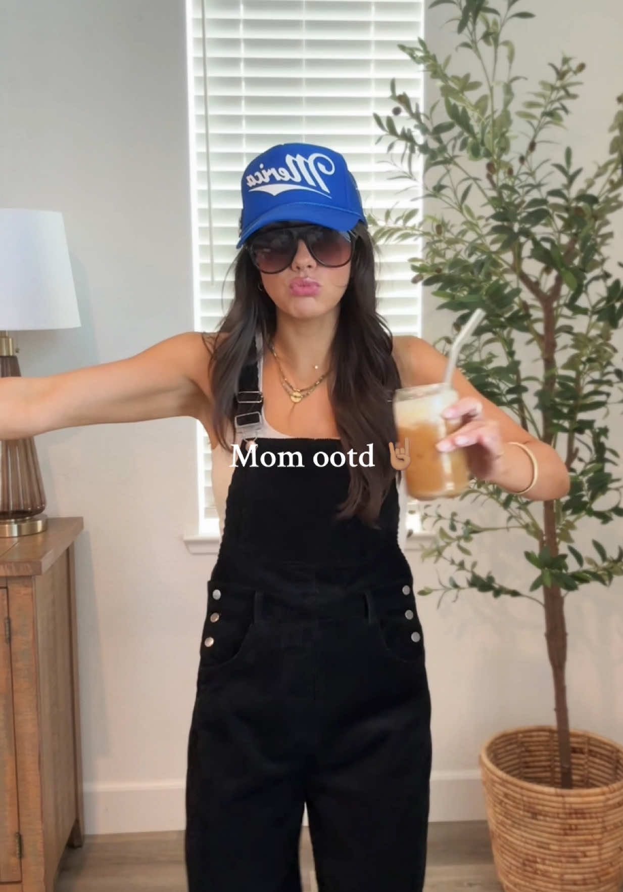 Love these overalls perfect for fall! 5’3 125lbs in the small! #overalls #overallsoutfits #falloutfits #fallstyle #momoutfit 