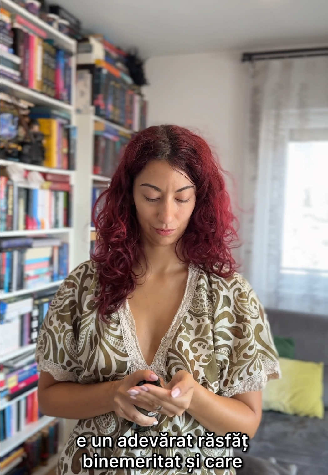 Cocunat The Glow e o cremă pentru corp extrem de hidratantă, dar lejeră, cu particule minerale fine și strălucitoare. Sustenabil, cruelty-free, într-un ambalaj de sticlă negru și elegant, m-a cucerit prin mirosul său ca de laborator de cofetărie, ușor vanilat, delicios și efectul vizual pe care îl lasă pe piele - foarte hidratată și parcă presărată cu mii de particule fine de aur, pe care camera mea nu le surprinde la adevărata lor frumusețe. Conține ulei de cocos, ulei de jojoba și unt de shea, e un adevărat răsfăț binemeritat și care te va ajuta să strălucești la propriu și figurat în orice situație.  Folosește codul ADELA10 pentru discount de 10% la orice produs de pe cocunat.com #gifted @COCUNAT SPAIN  #cocunat #cocunatgirls #cocunattheglow #cosmeticevegane