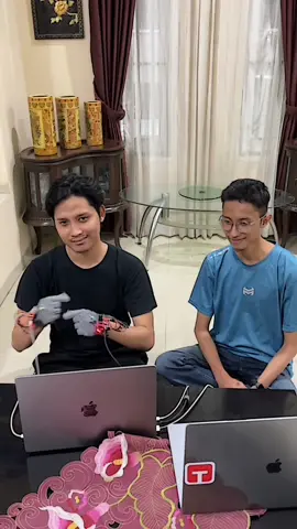 Hai semuanya, setelah istirahat 2 minggu fokus ke kerjaan kantor, aku dan @haris nambah sarung tangan lagi jadi sekarang sepasang untuk kombinasi yang lebih banyak, terimakasih banyak sudah nemenin kita sejauh ini 🥹🙏Voice In Silence terus berkembang  #fyp  #engineering #sarungtanganpintar #bahasaisyarat #softwareengineer 