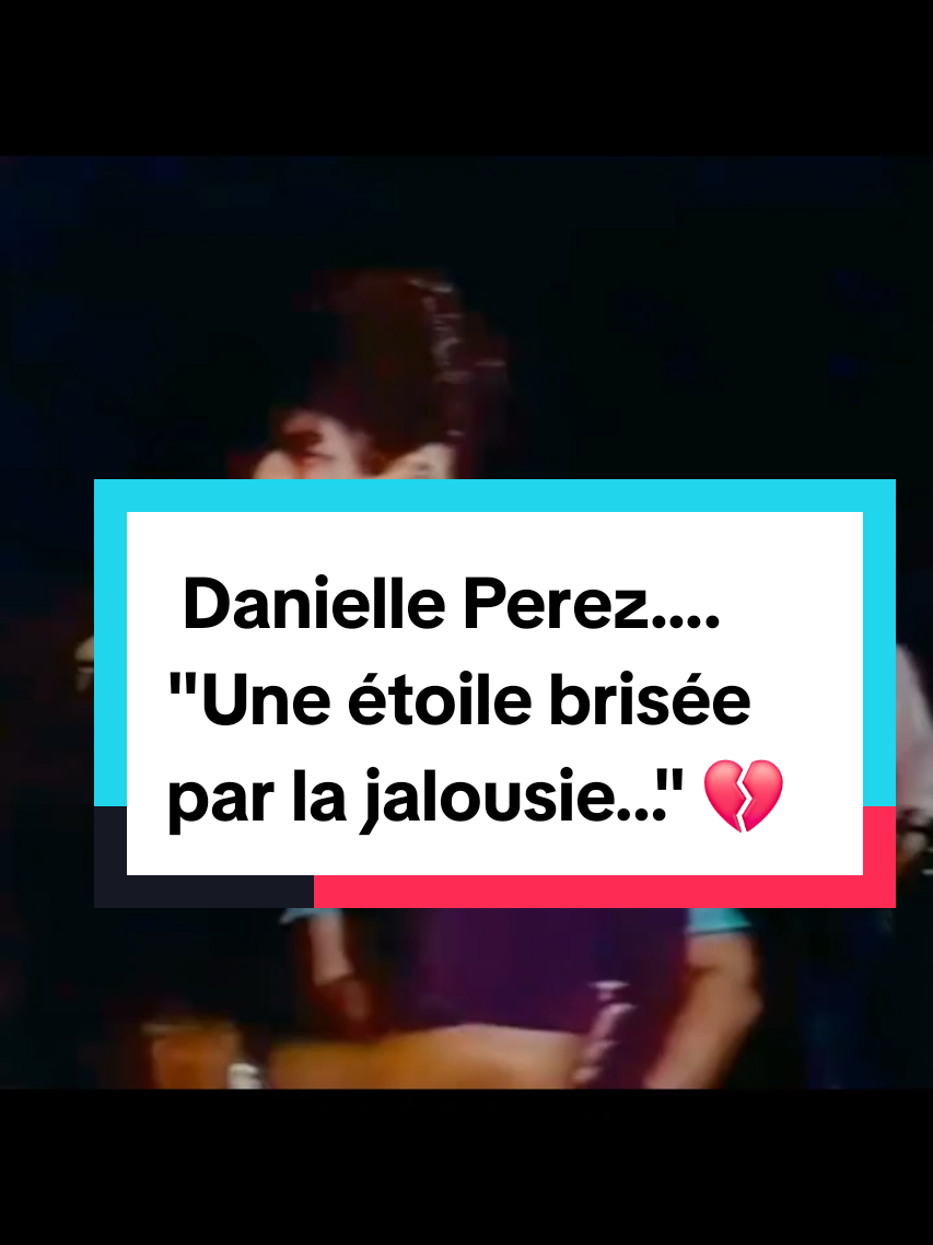 Le meur*tre de l’actrice Daniella Perez est une affaire criminelle notoire du XXᵉ siècle au Brésil, survenue le 28 décembre 1992, dans la ville de Rio de Janeiro. Le crime a reçu une large couverture médiatique et a provoqué une forte émotion populaire. Daniella, qui était actrice et jouait alors dans la telenovela De Corpo e Alma, a été assassinée par Guilherme de Pádua, son partenaire à l’écran, et par Paula Nogueira Thomaz, l’épouse de l’acteur à l’époque. Le corps de l’actrice a été retrouvé dans un terrain vague, à Barra da Tijuca, dans la zone ouest de Rio, transpercé de dix-huit coups de poignard, ce qui a entraîné un choc hypovolémique. La première annonce publique de l’affaire est parue le lendemain, le 29 décembre 1992, en même temps qu’une autre nouvelle nationale retentissante : la démission du président de la République Fernando Collor. Les deux meurtriers ont été condamnés par un jury populaire, puis libérés en 1999. En 2015, le portail Brasil Online (BOL) et le magazine Superinteressante ont classé cette affaire parmi les crimes qui ont le plus choqué le Brésil. #truecrime #storytime #pourtoii #daniellaperez #bresil🇧🇷 