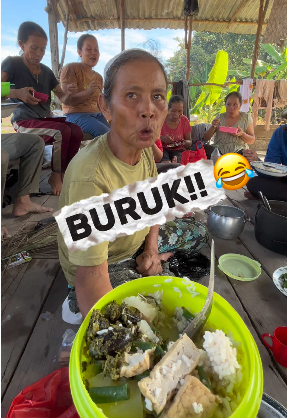 Seknikmat itu makan siang di tepi Sawah, bersama ibu Kade Desa Tempoak. Tidak perlu lauk yg Mewah, cukup lauk sederhana tapi Mahal suasananya. #dayakviral #pakatikng #dayak #dayakkanayatn #kalimantanbarat 