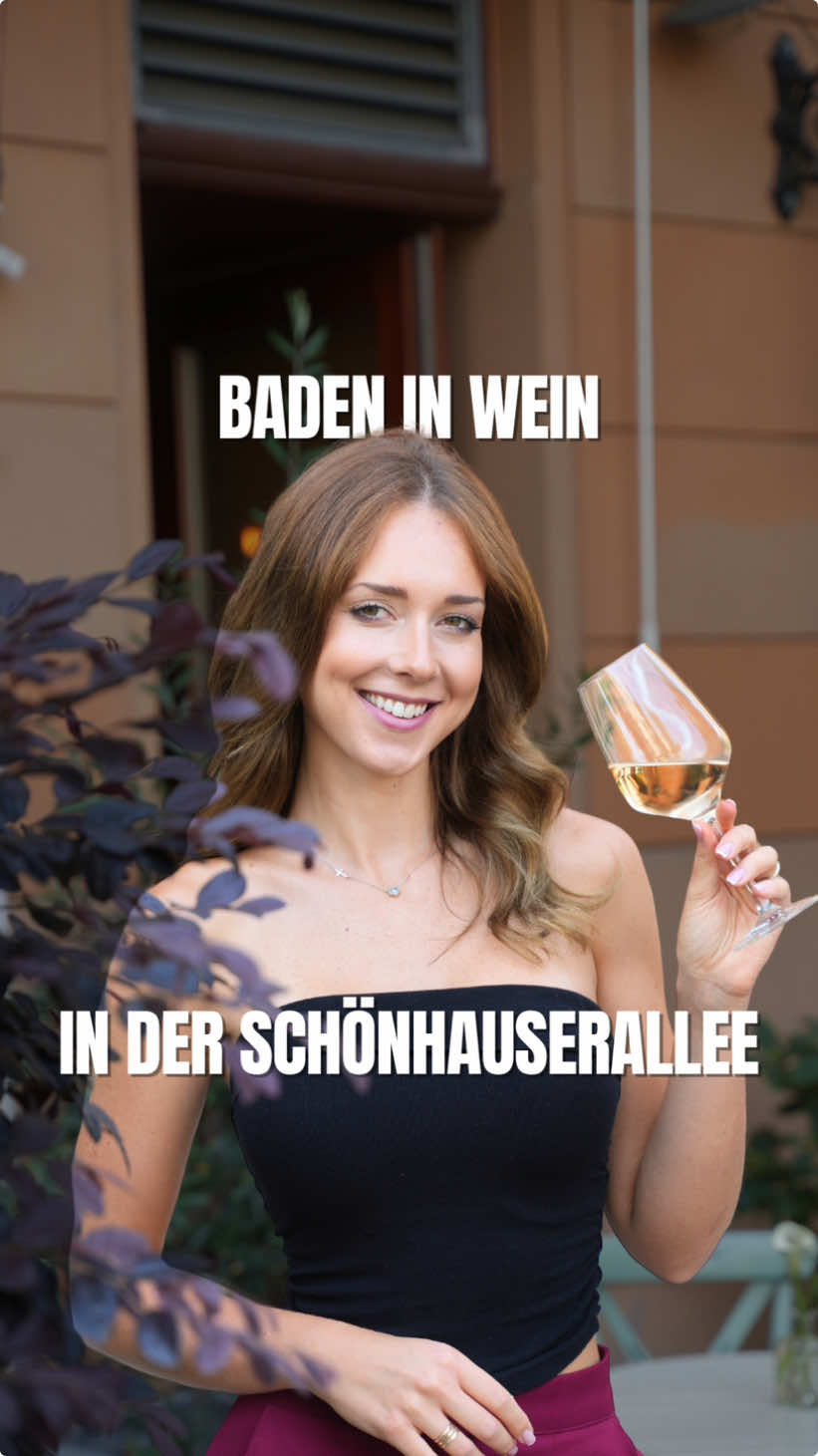 Anzeige | 🎁 Wir verlosen eine Flasche Wein & eine Vesperplatte von @badenimwein! 🍷🧀 Um am Gewinnspiel teilzunehmen, müsst Ihr: 👍 diesen Beitrag liken 💬 kommentieren, mit wem Ihr einen entspannten Abend im @badenimwein genießen wollt (mehrfaches Kommentieren erhöht Eure Gewinnchancen!) 💾 diesen Beitrag speichern 👤 @badenimwein und @berlin_de & @berlin folgen Teilt den Beitrag in eurer Story für eine extra Portion Glück! 🍀 ✨ Wein ist Poesie in Flaschen ✨ Im Herzen von Prenzlauer Berg – direkt gegenüber der Kulturbrauerei – wartet auf Euch ein echter Geheimtipp: Baden im Wein. Von Naturwein über Pet Nats bis hin zu Orangeweinen – hier findet jeder seinen Lieblingstropfen. Dazu gibt’s feine Vesperplatten (auch vegetarisch & vegan), Oliven, Brot mit Öl oder die Berliner Fettbemme mit Gurke. Ob Sommerabend auf der Terrasse zwischen Olivenbäumen oder gemütliche Weinverkostung im Winter – hier genießt Ihr Wein in seiner schönsten Form. 🫶🏼 📍 Baden im Wein, Prenzlauer Berg, Berlin Das Gewinnspiel endet am 13.09.25 um 23:59 Uhr. Die Gewinner:innen werden von @badenimwein ausgelost und in den Kommentaren sowie per Direktnachricht informiert. Teilnahme- und Datenschutzbedingungen: www.Viral-House.de/datenschutz Instagram ist weder für die Durchführung, Teilnahme, Auslosung oder Einhaltung der Teilnahmebedingungen und Datenschutzbestimmungen verantwortlich. Der Rechtsweg ist ausgeschlossen.
